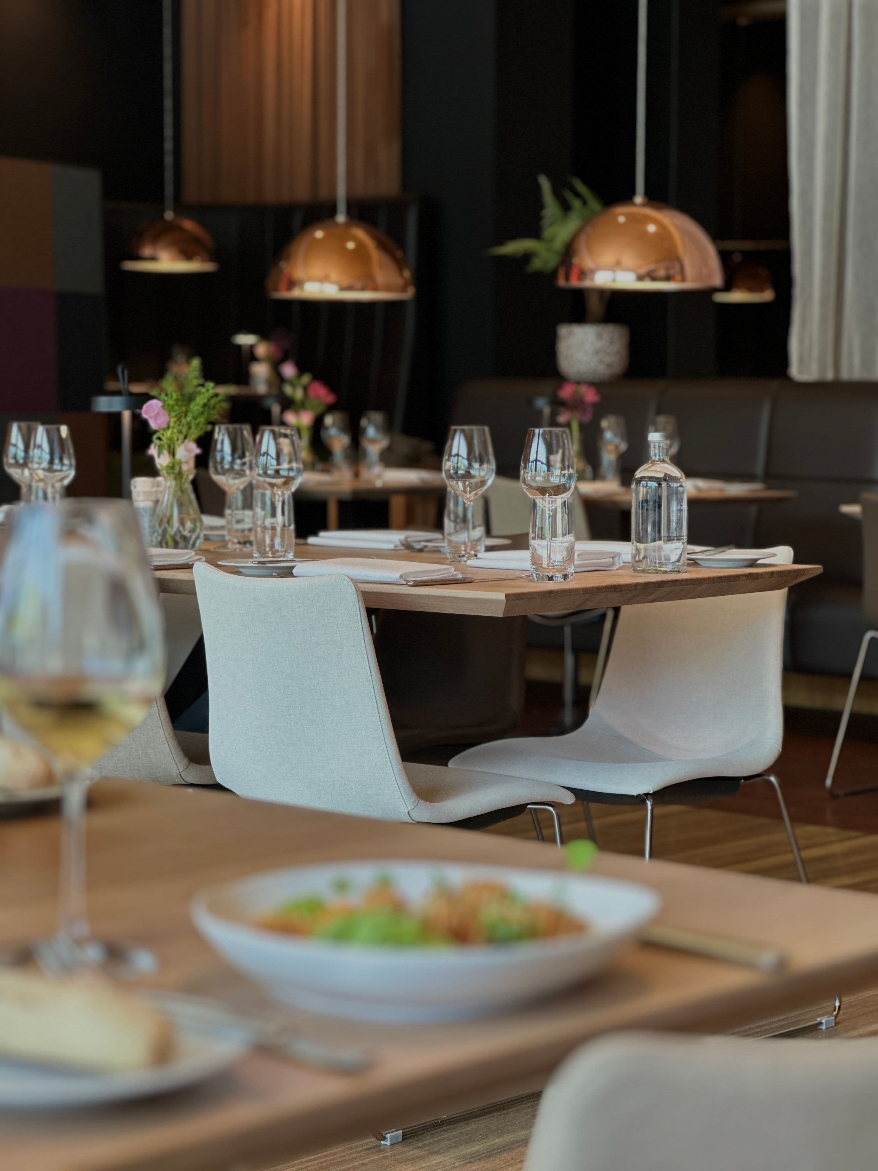Gedekte tafels in het Bluefinger Restaurant in Zwolle